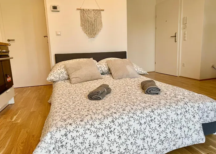 Brand New With Balcony & Free Parking * Viena